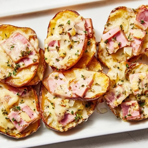 Golden, bubbling Plateau Moufle Chaud et Confortable featuring layers of potatoes, ham, and Gruyère cheese.