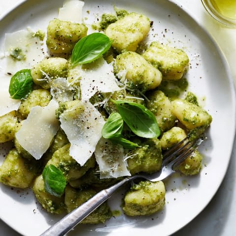 Creamy 15-Minute Pesto Gnocchi: Soft potato dumplings coated in vibrant green pesto, ready to serve.